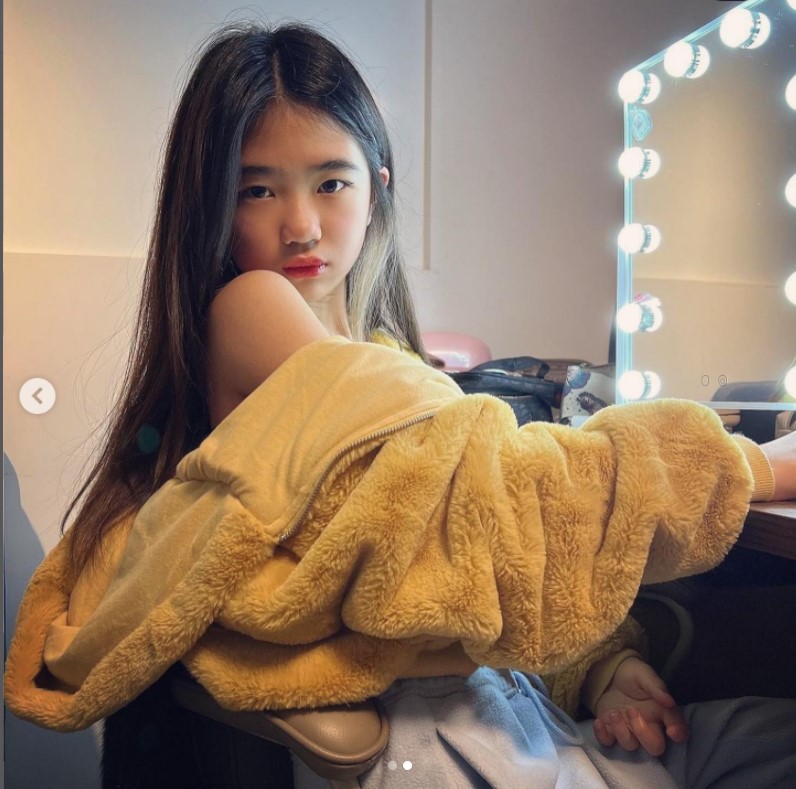 组图：曹格晒女儿近照 11岁“姐姐”长发披肩青春洋溢_1