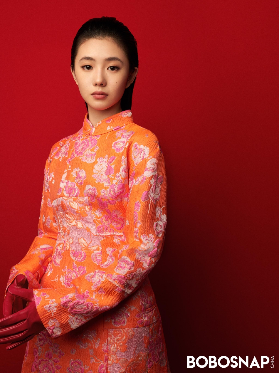 组图：刘浩存撞色国风大片释出 着白色抹胸长裙温婉优雅_10