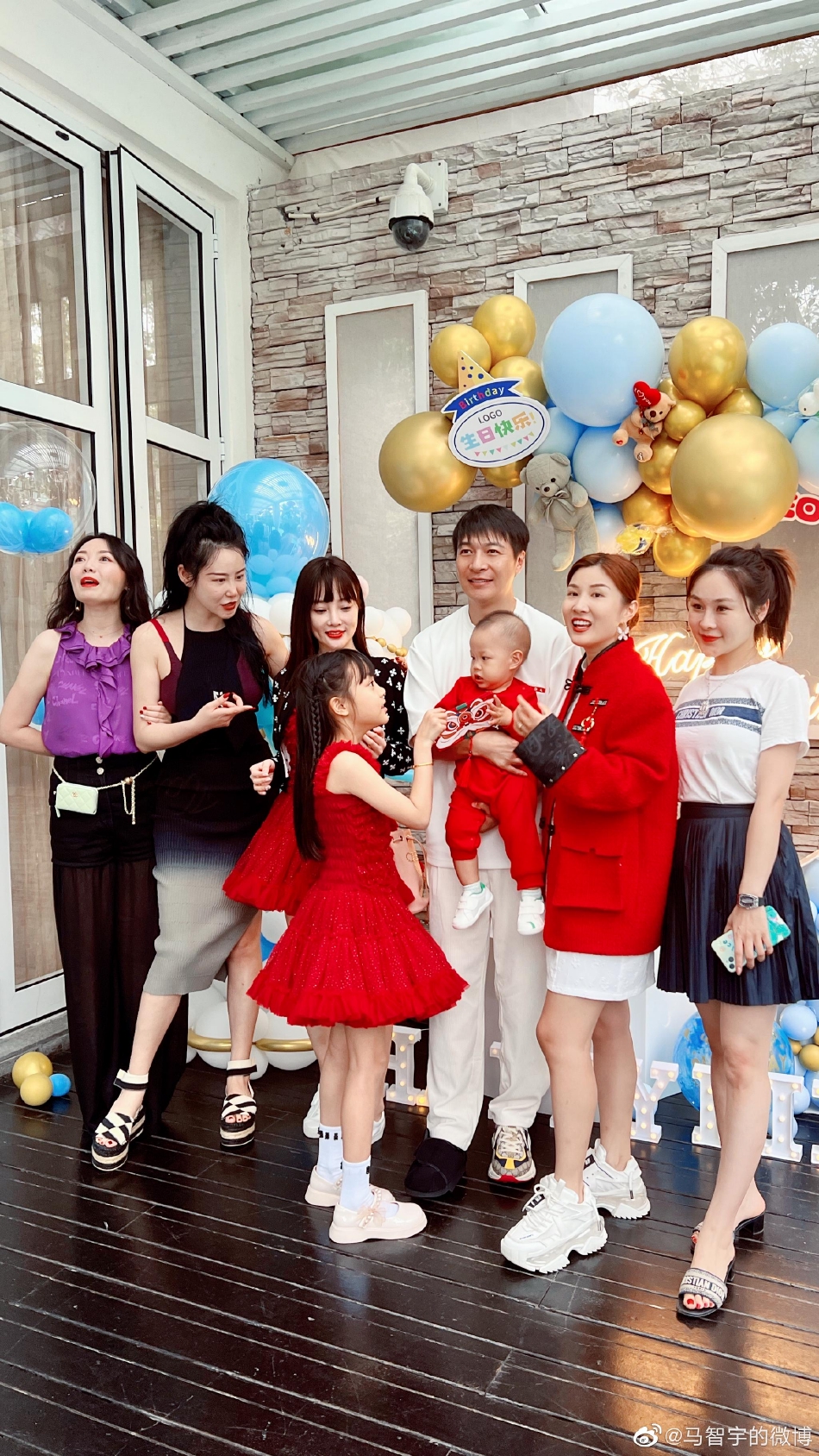 组图：李小璐带甜馨现身好友聚会 母女穿同款红色短裙温馨有爱_2