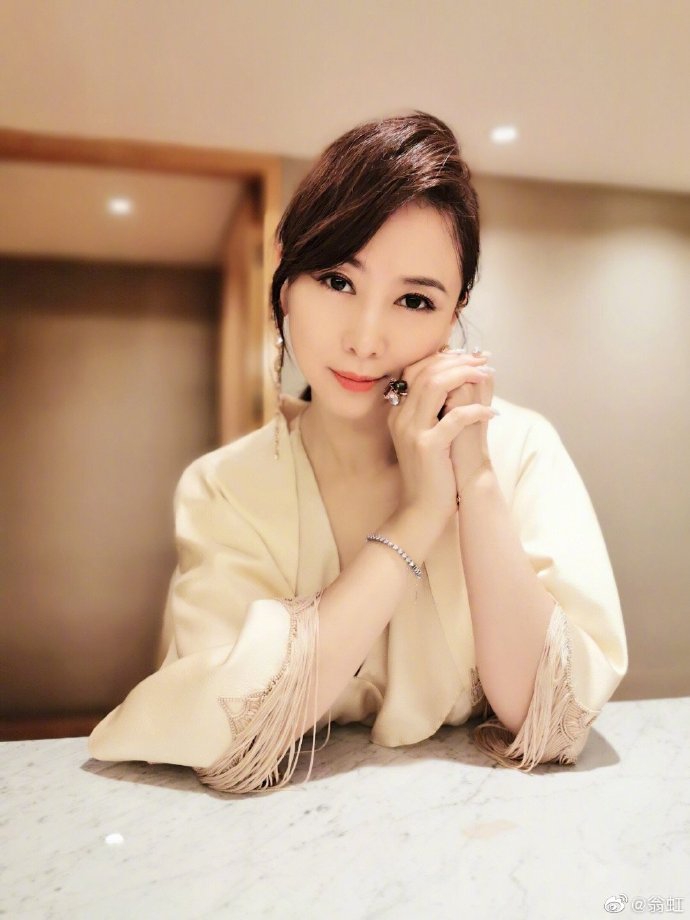 组图:翁虹着米色套装气质优雅知性 皮肤白皙光滑分享乐观心态