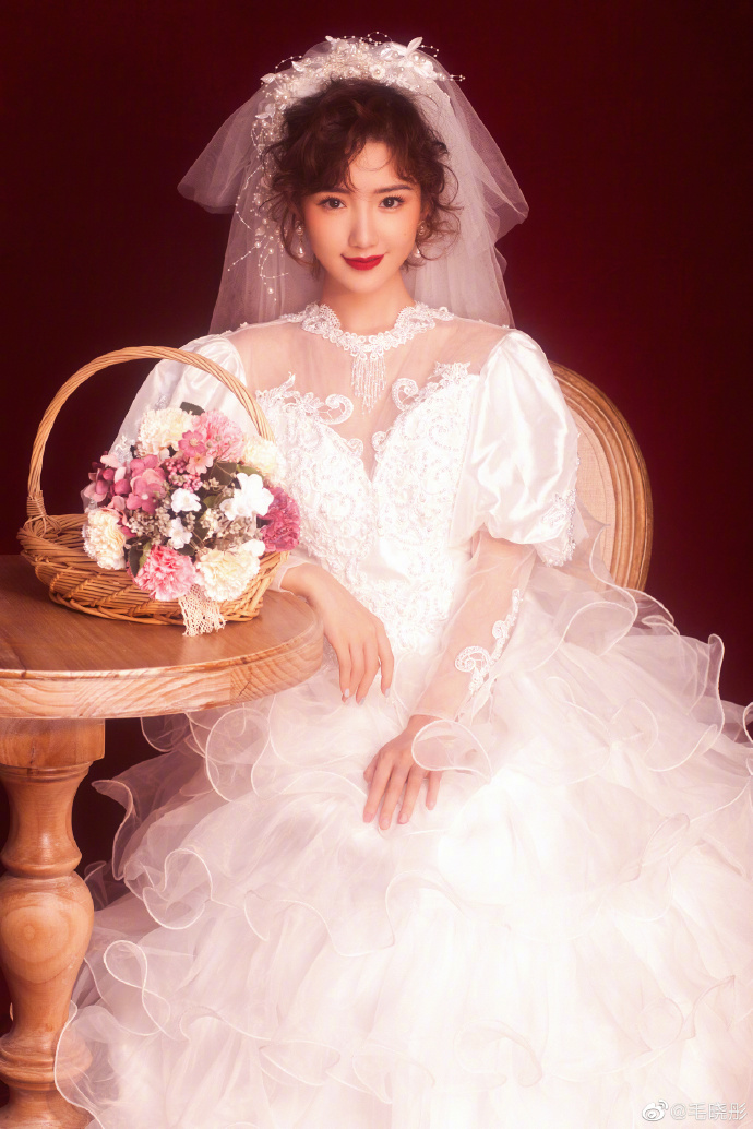 婚纱照片配文_动漫婚纱情侣头像