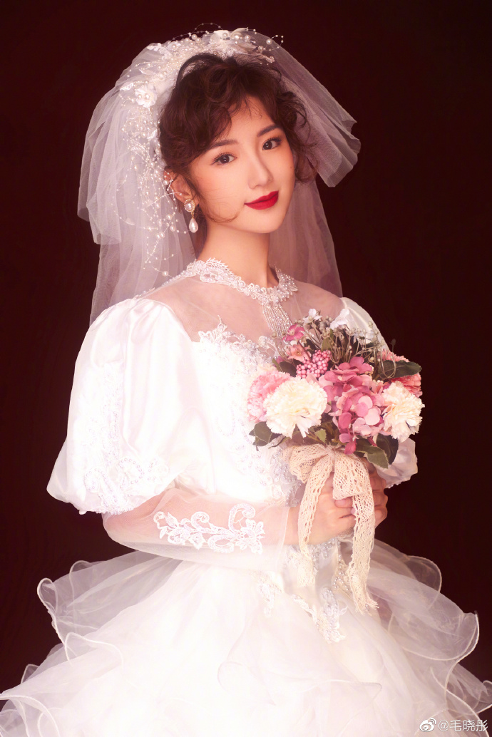 婚纱照片配文_动漫婚纱情侣头像