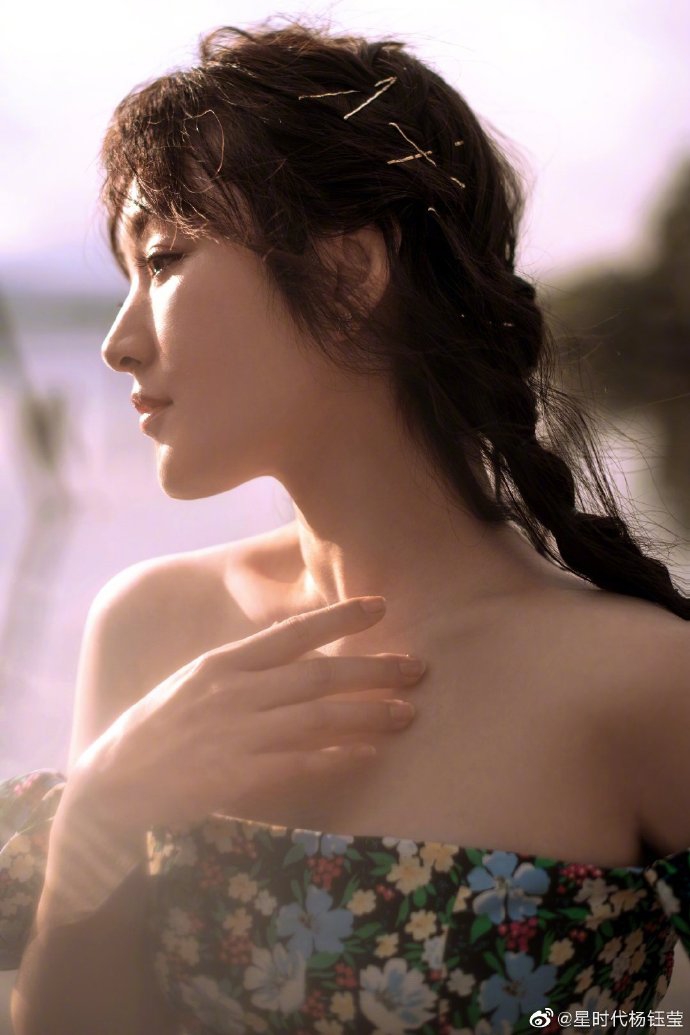 组图：杨钰莹坐船上大秀香肩美腿 麻花辫配花朵裙天真烂漫