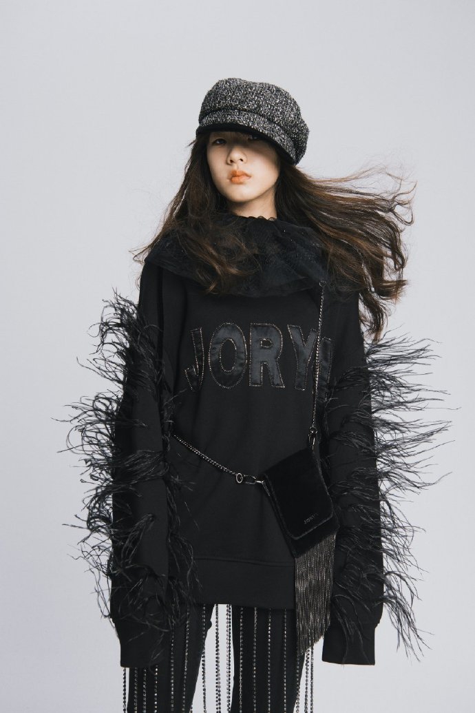 【奇趣网】许曦文登杂志“厌世脸” 小S：在家敢这个表情一脚踢飞