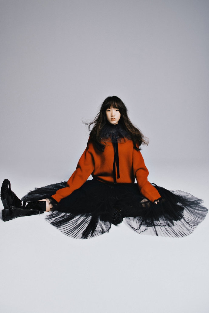 【奇趣网】许曦文登杂志“厌世脸” 小S：在家敢这个表情一脚踢飞