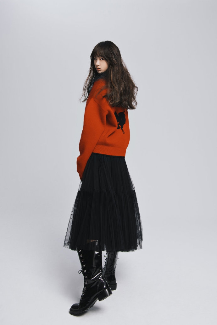 【奇趣网】许曦文登杂志“厌世脸” 小S：在家敢这个表情一脚踢飞