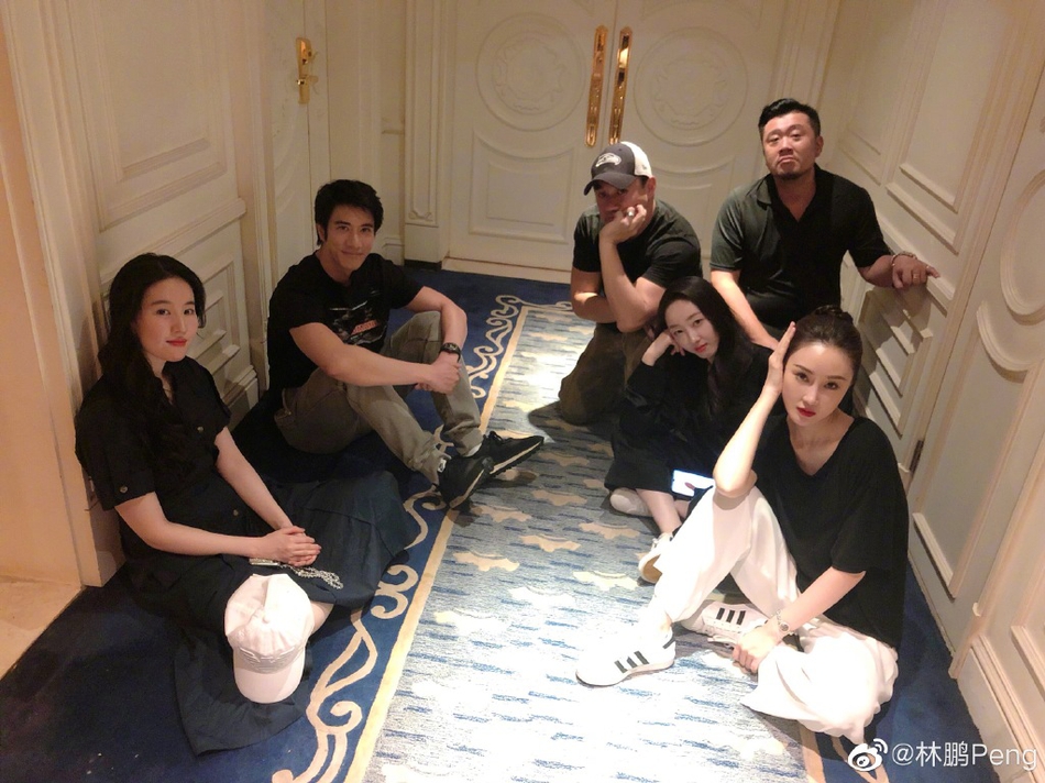 刘亦菲王力宏久违同框合影 两人席地而坐笑容满面