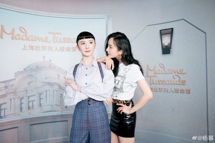 组图：杨幂合影新剧角色蜡像 手拿折扇半遮面美腿诱人