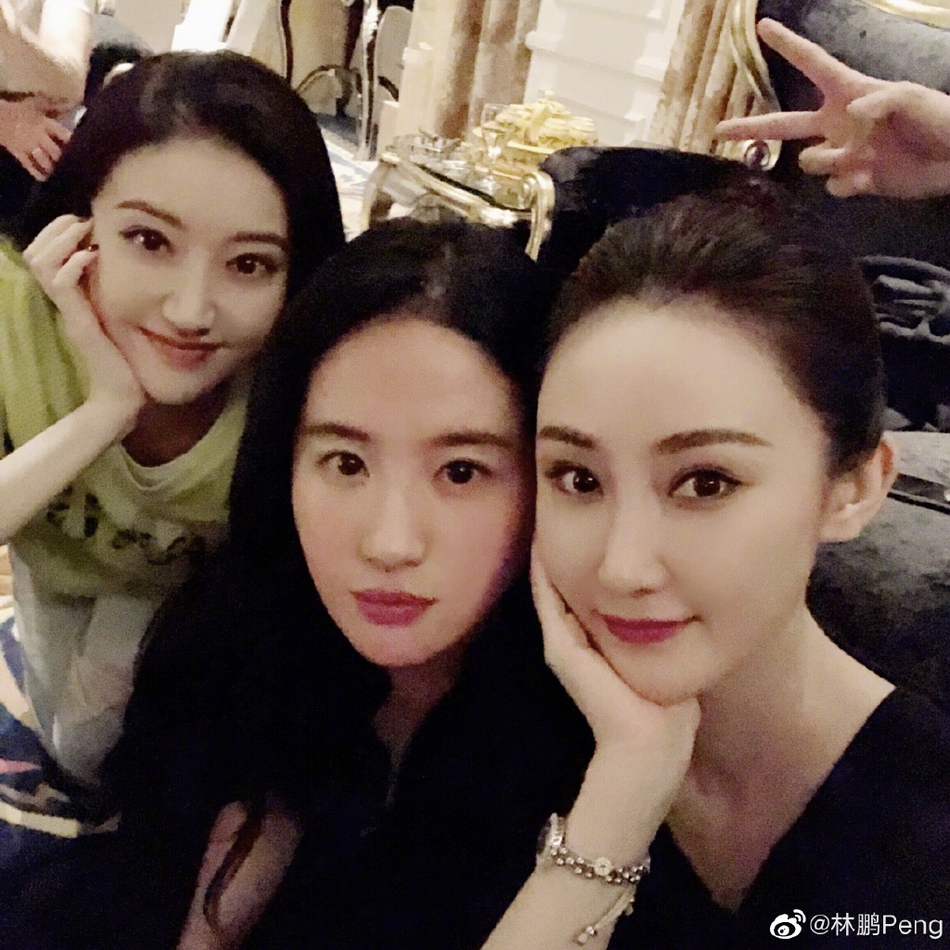 刘亦菲王力宏久违同框合影 两人席地而坐笑容满面