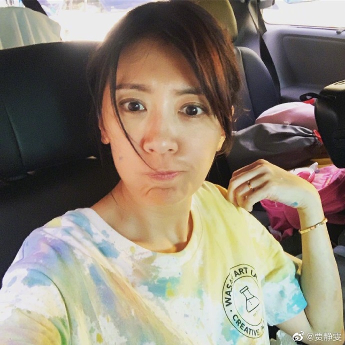 贾静雯带三个女儿玩水枪 一脸淡定Bo妞成小花猫