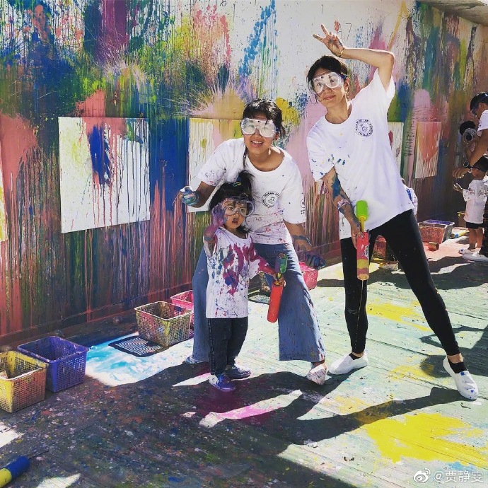 贾静雯带三个女儿玩水枪 一脸淡定Bo妞成小花猫