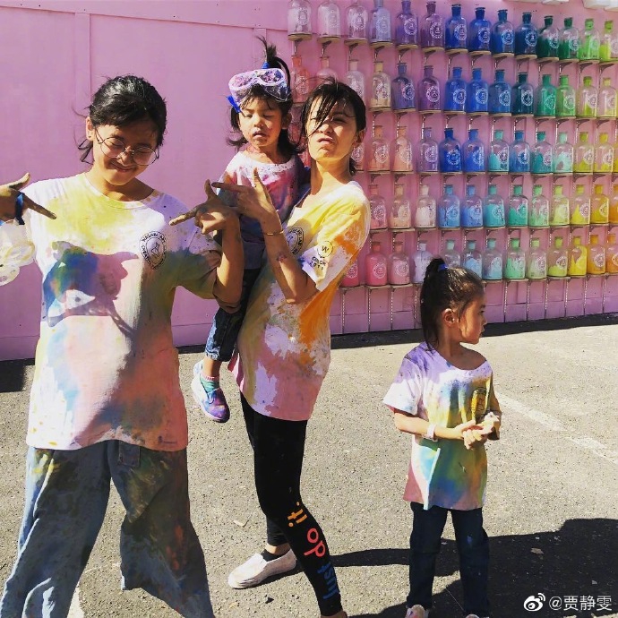 贾静雯带三个女儿玩水枪 一脸淡定Bo妞成小花猫