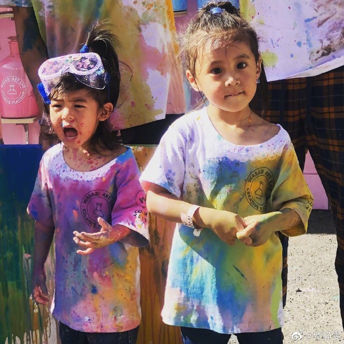 贾静雯带三个女儿玩水枪 一脸淡定Bo妞成小花猫