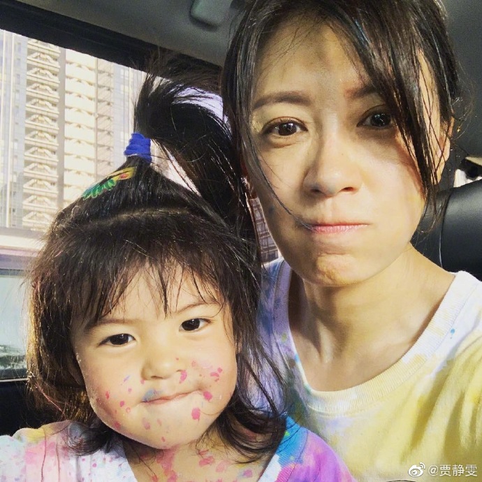 贾静雯带三个女儿玩水枪 一脸淡定Bo妞成小花猫