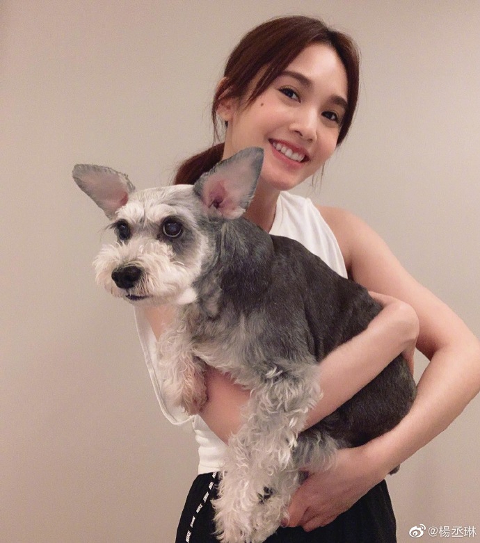 组图：杨丞琳怀抱萌犬笑容甜美 穿无袖上衣手臂紧实健美
