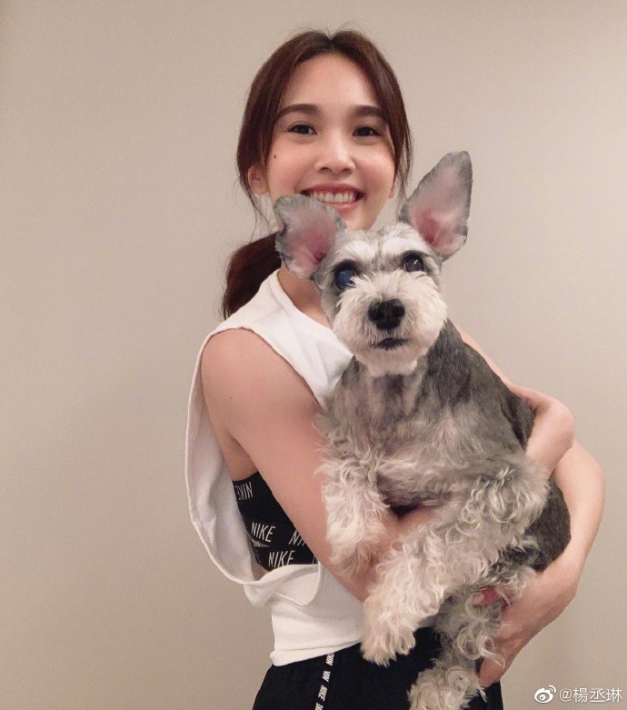 组图：杨丞琳怀抱萌犬笑容甜美 穿无袖上衣手臂紧实健美