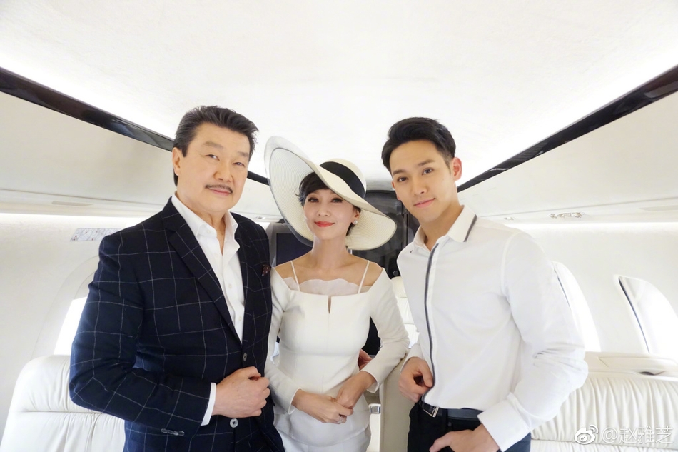 组图赵雅芝与丈夫合体秀恩爱夫妻二人驻颜有术引人羡慕