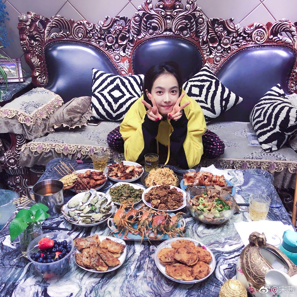 宋茜盘腿坐沙发吃大餐 卫衣搭配居家裤毫无偶像包袱