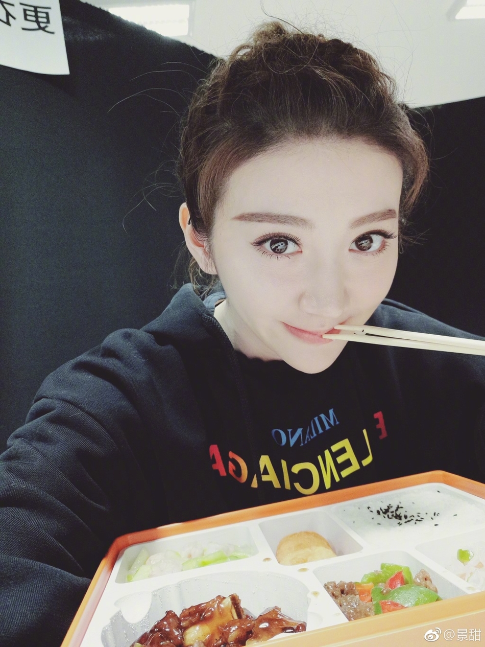 景甜开心享用工作餐 大眼精致清纯如学生妹