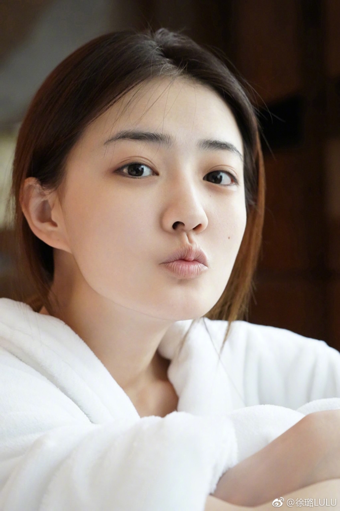 组图:徐璐穿白色睡衣素颜清纯 皮肤白嫩双眼有神灵气十足