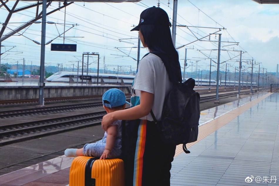 组图:朱丹带8月大女儿坐高铁旅行 小宝宝全程