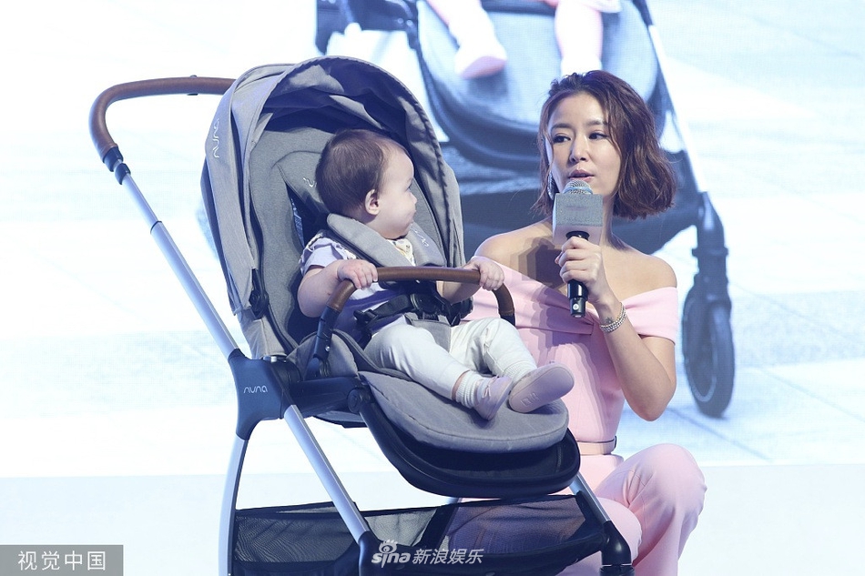 林心如粉色look身材婀娜 与萌娃互动秀香肩母爱满满