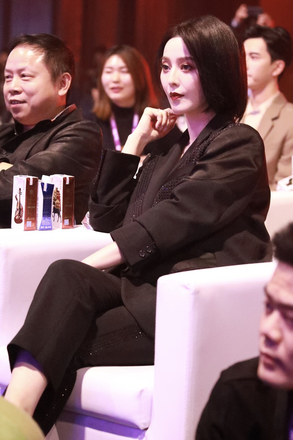 范冰冰短发造型亮相攻气max 与粉丝场外合影画面温馨