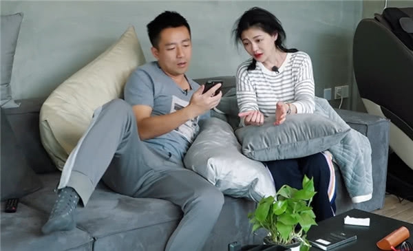 片段中,大s汪小菲坐在沙发上和女儿视频聊天,汪小菲凑在一旁跟女儿