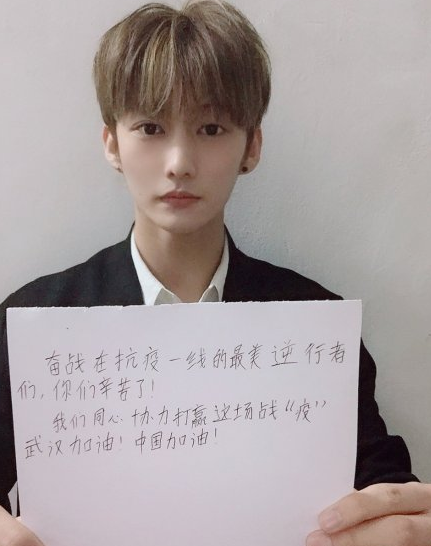 选秀艺人口罩_戴口罩的卡通图片