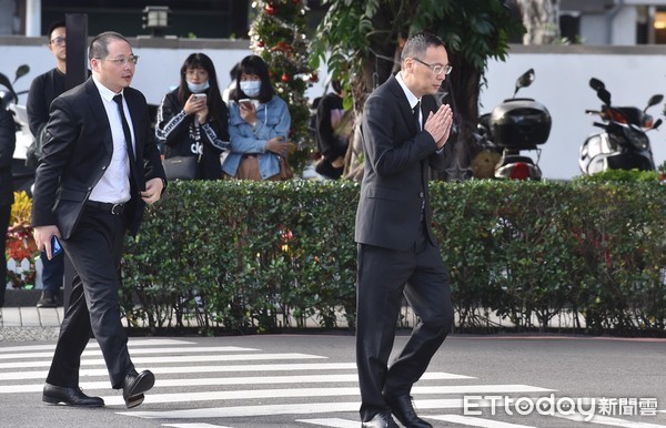 「奇趣网」高以翔遗体告别追悼会举行 浙江卫视总监现身快闪进场