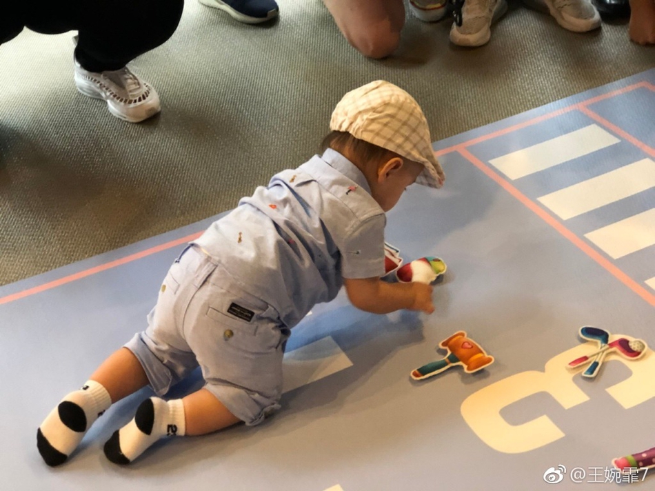 周杰伦昆凌为儿子庆一周岁生日 Romeo背影入镜暴风成长