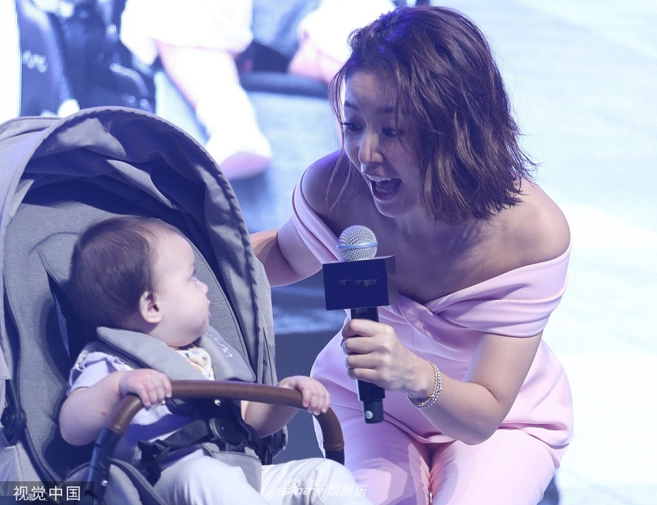 林心如粉色look身材婀娜 与萌娃互动秀香肩母爱满满