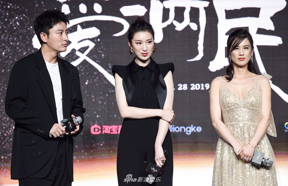 众女星同场比美！范冰冰气场强董璇表情呆萌黄圣依甜笑