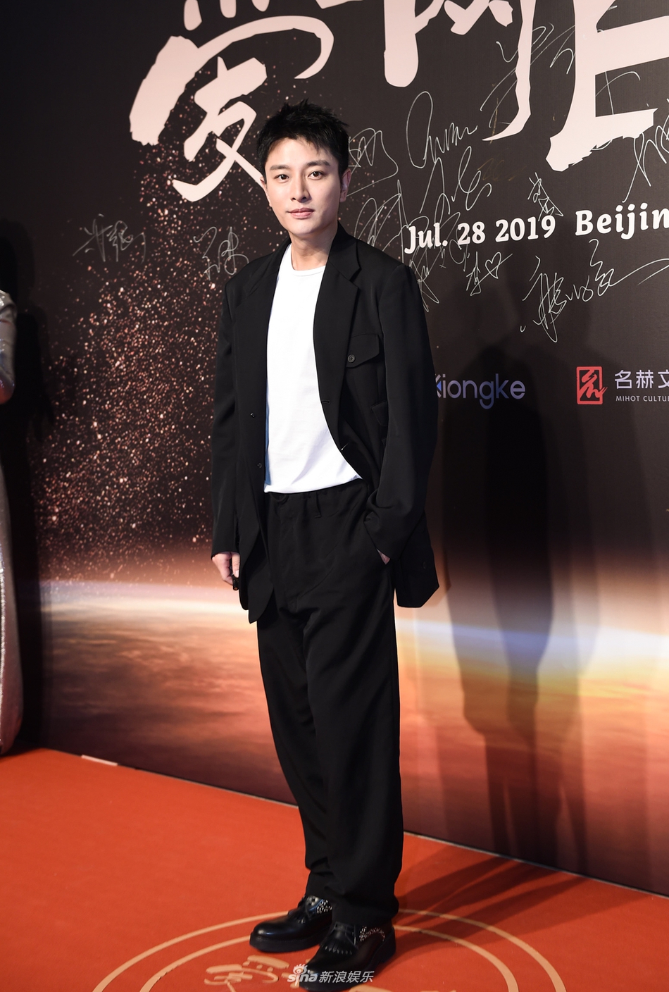 众女星同场比美！范冰冰气场强董璇表情呆萌黄圣依甜笑