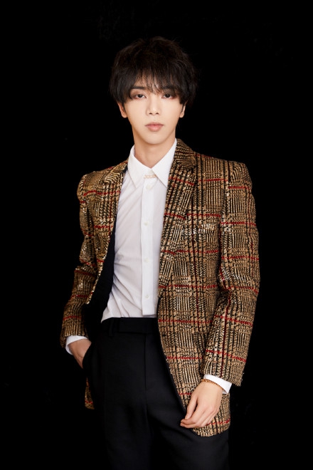 组图 华晨宇金属亮片外套酷炫十足 眼神坚毅难掩凌厉霸气