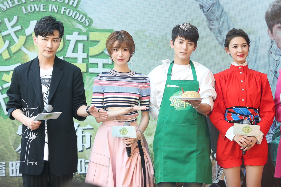 组图:《像我们一样年轻》发布会 陈翔陈瑶浴室