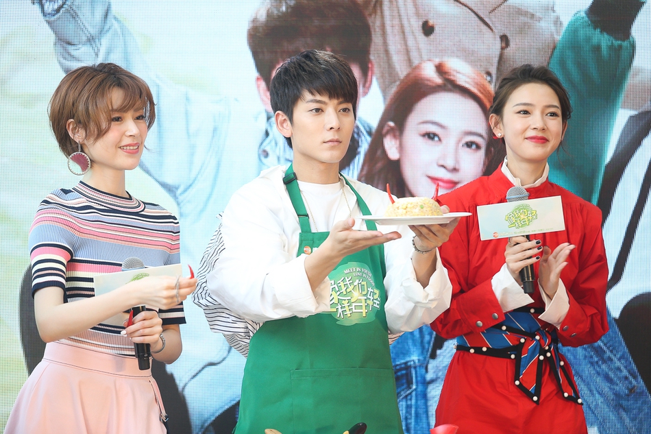 组图:《像我们一样年轻》发布会 陈翔陈瑶浴室