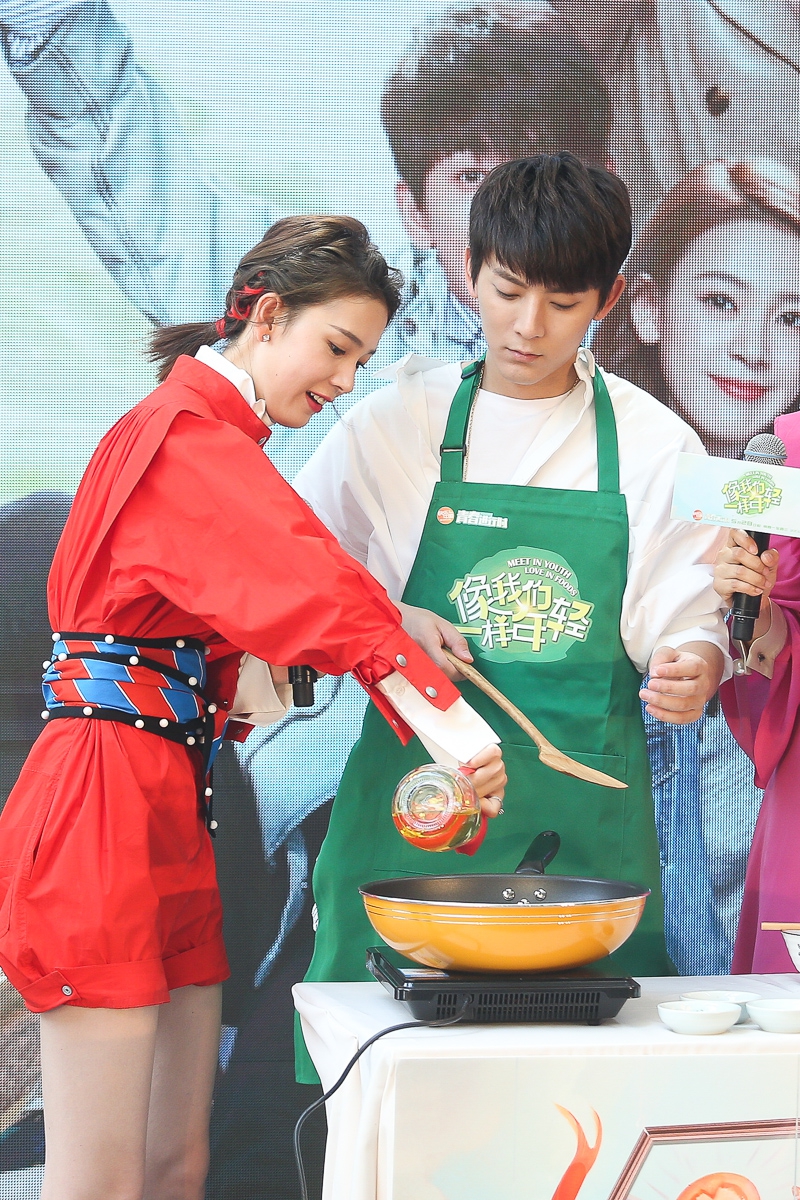 组图:《像我们一样年轻》发布会 陈翔陈瑶浴室