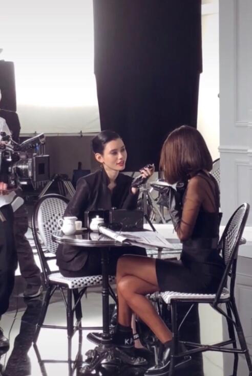 「奇趣网」奚梦瑶被传怀孕后踩细高跟开工 小腹平坦完全不像孕妇