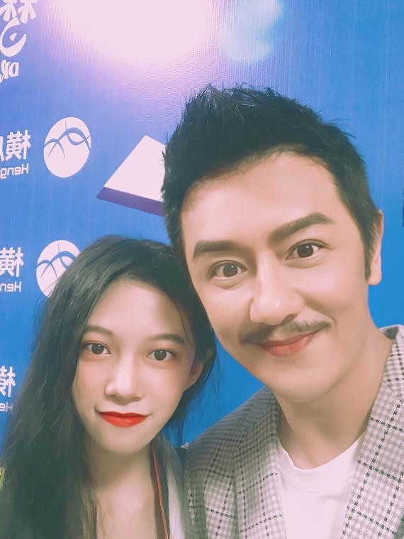 陈浩民与李若彤22年后同框 留小胡子网友直呼认不出