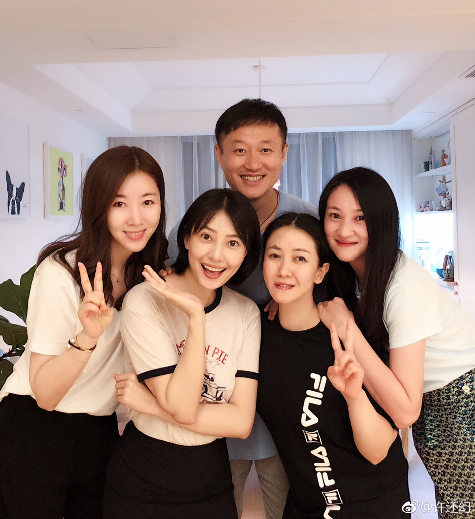 组图:美回十八岁!高圆圆与好友相聚玩的嗨 短发造型清爽无敌