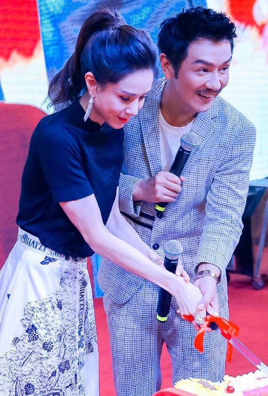 陈浩民与李若彤22年后同框 留小胡子网友直呼认不出