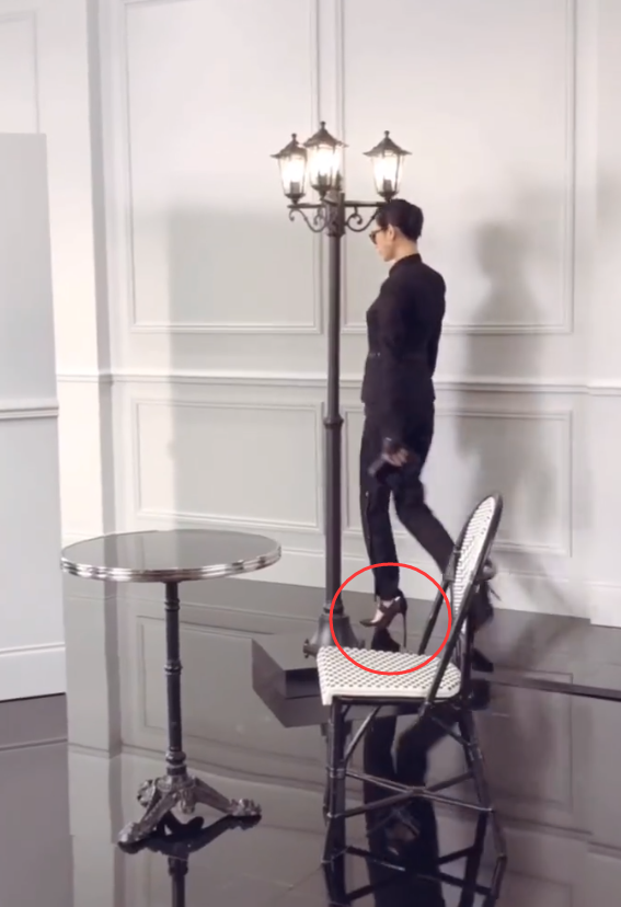 「奇趣网」奚梦瑶被传怀孕后踩细高跟开工 小腹平坦完全不像孕妇