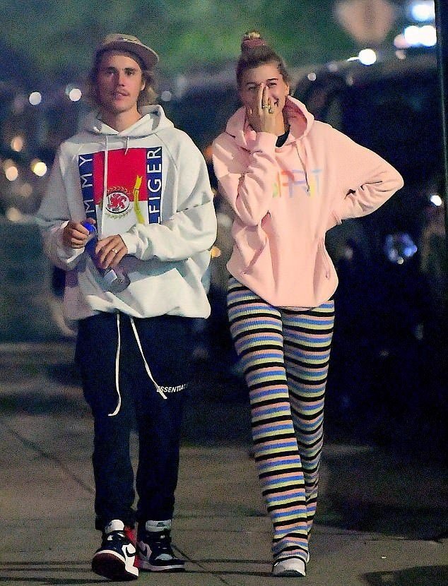 组图:比伯和海莉漫步纽约西村 无名指上皆戴戒指要结婚?