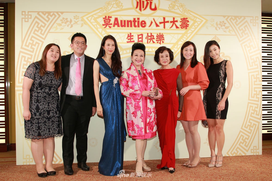 「奇趣网」莫文蔚为妈妈办80大寿生日宴 现场回应“余温房”被拍卖