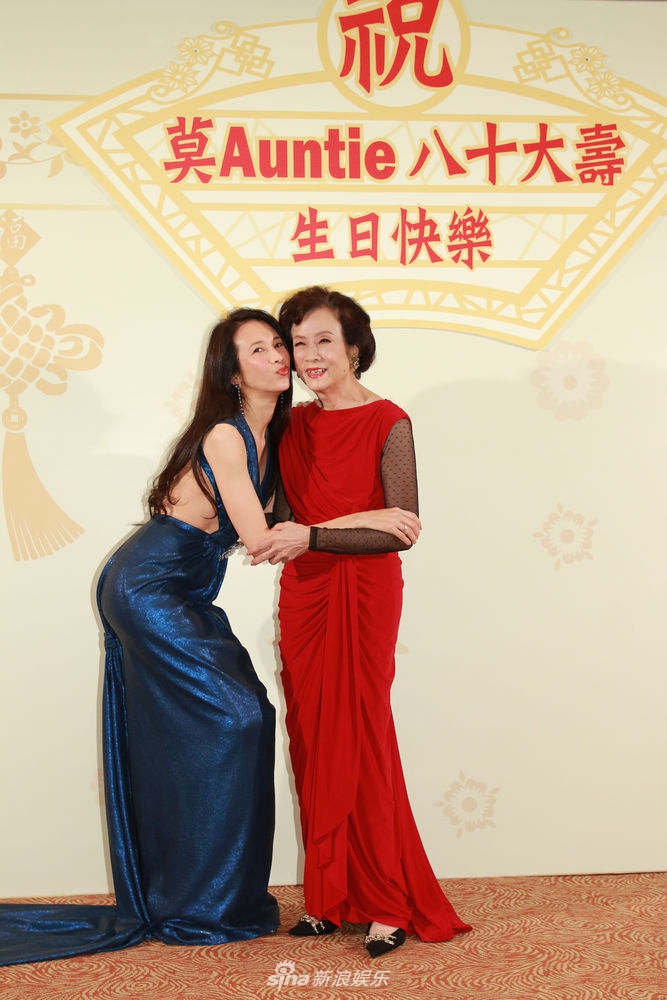 「奇趣网」莫文蔚为妈妈办80大寿生日宴 现场回应“余温房”被拍卖