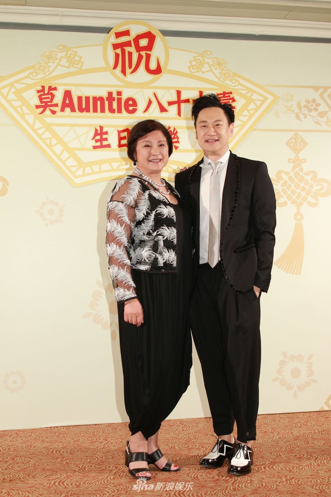 「奇趣网」莫文蔚为妈妈办80大寿生日宴 现场回应“余温房”被拍卖