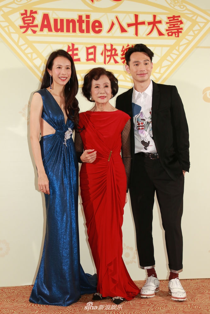 「奇趣网」莫文蔚为妈妈办80大寿生日宴 现场回应“余温房”被拍卖