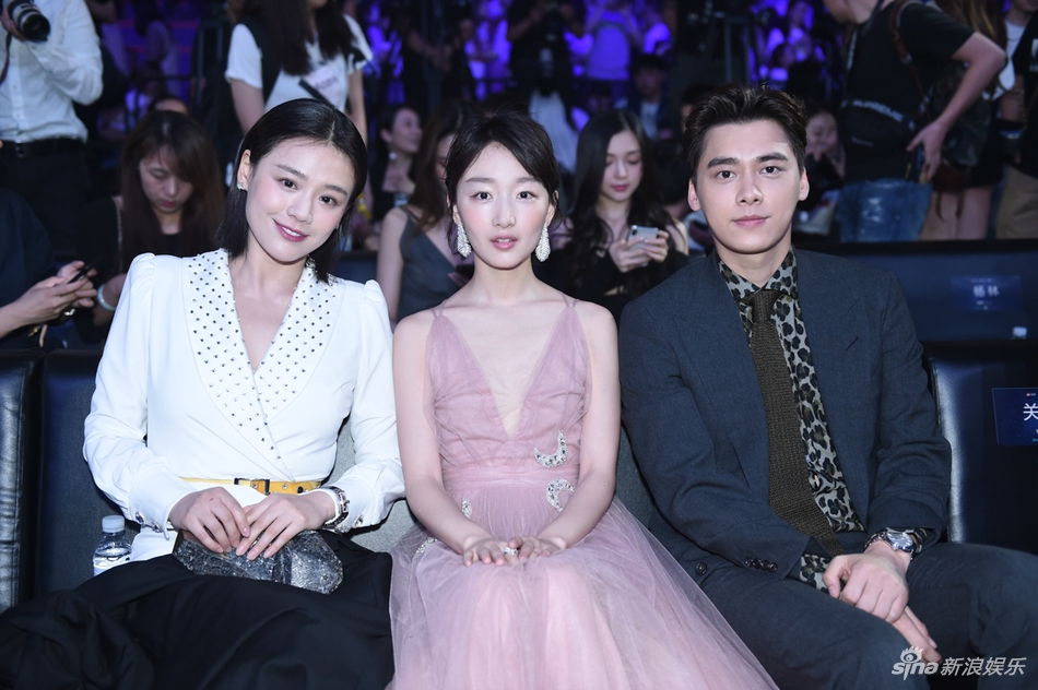 组图:李易峰想帮周冬雨提裙子 遭无情拒绝哭笑