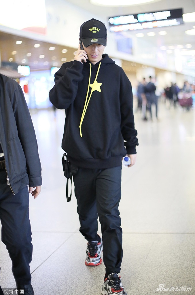 何超莲窦骁机场照片 6fd2-iittafq8490873.jpg